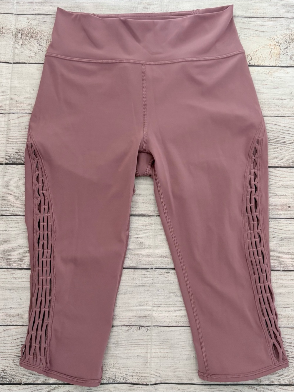 LULULEMON Love Knot Crop 15”. Size 6